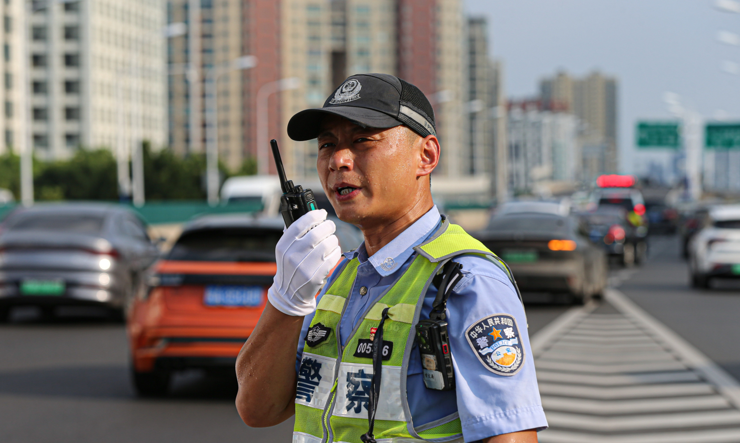 “烤”验下的坚守 铸就城市安全防线